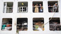 Kapal Motor Penyeberangan (KMP) Gili Iyang tujuan Gresik–Bawean mengalami kebakaran di perairan Karang Jamuang pada Rabu (13/8/2025) sekitar pukul 22.00 WIB. Kapal yang mengangkut 220 penumpang itu terbakar akibat dugaan korsleting listrik. ANTARA FOTO/Rizal Hanafi 
