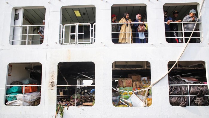 Kapal tunda memandu Kapal Motor Penyeberangan (KMP) Gili Iyang yang terbakar di perairan Karang Jamuang untuk bersandar di Pelabuhan Gresik, Gresik, Jawa Timur, Kamis (14/8/2025). KMP Gili Iyang tujuan Gresik-Bawean yang mengangkut 220 penumpang tersebut mengalami kebakaran pada Rabu (13/8) pukul 22.00 WIB di perairan Karang Jamuang akibat korsleting listrik dan tidak ada korban jiwa dalam kejadian itu. ANTARA FOTO/Rizal Hanafi/nym.