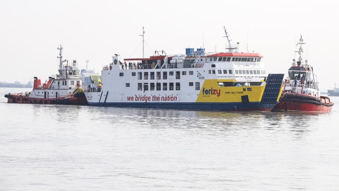 220 Penumpang KMP Gili Iyang Selamat dari Kebakaran Kapal tunda memandu Kapal Motor Penyeberangan (KMP) Gili Iyang yang terbakar di perairan Karang Jamuang untuk bersandar di Pelabuhan Gresik, Gresik, Jawa Timur, Kamis (14/8/2025). KMP Gili Iyang tujuan Gresik-Bawean yang mengangkut 220 penumpang tersebut mengalami kebakaran pada Rabu (13/8) pukul 22.00 WIB di perairan Karang Jamuang akibat korsleting listrik dan tidak ada korban jiwa dalam kejadian itu. ANTARA FOTO/Rizal Hanafi/nym.