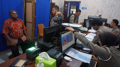 42 Kepala Suku Papua Terima SIM Gratis Jelang HUT ke-80 RI