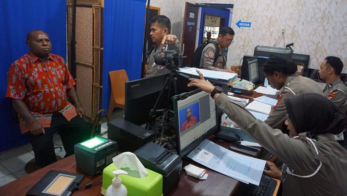 Petugas Kepolisian memberikan pengarahan kepada kepala suku saat tes teori di kantor satuan lalu lintas Polresta Sorong Kota di Kota Sorong, Papua Barat Daya, Kamis (14/8/2025). Dalam rangka memeriahkan Hari Kemerdekaan Republik Indonesia ke 80 sekaligus mengajak masyarakat adat taat berlalu lintas, Polresta Sorong Kota memberikan pelayanan pembuatan Surat Ijin Mengemudi (SIM) gratis bagi 42 Kepala Suku asli Papua di wilayah tersebut. ANTARA FOTO/Olha Mulalinda/bar
.