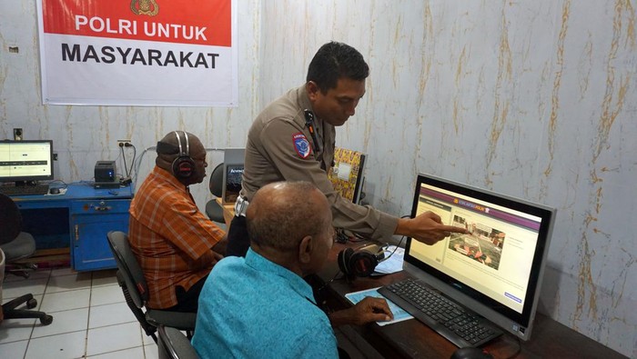 Petugas Kepolisian memberikan pengarahan kepada kepala suku saat tes teori di kantor satuan lalu lintas Polresta Sorong Kota di Kota Sorong, Papua Barat Daya, Kamis (14/8/2025). Dalam rangka memeriahkan Hari Kemerdekaan Republik Indonesia ke 80 sekaligus mengajak masyarakat adat taat berlalu lintas, Polresta Sorong Kota memberikan pelayanan pembuatan Surat Ijin Mengemudi (SIM) gratis bagi 42 Kepala Suku asli Papua di wilayah tersebut. ANTARA FOTO/Olha Mulalinda/bar
.