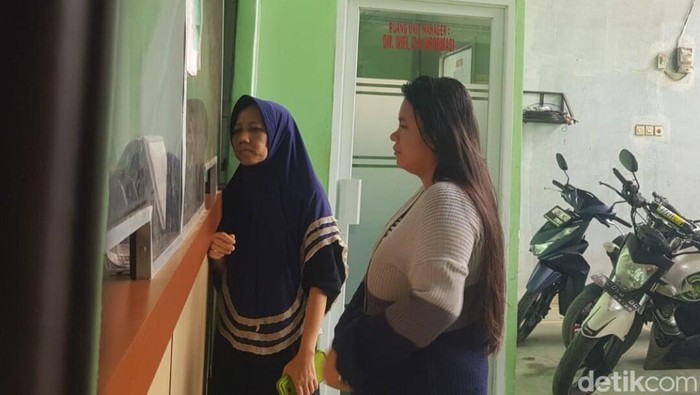 Aktivitas masyarakat di salah satu koperasi di Cirebon