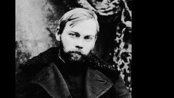 Alexander Bogdanov mengejar tujuan ekstrem, awet muda. Ia fokus pada penelitian darah. Pengaruh dan statusnya mendorong pendirian Institut Transfusi Darah pada tahun 1926. Ia yakin transfusi darah dapat meremajakan tubuh manusia, memperpanjang hidup, bahkan mungkin keabadian. Menggunakan dirinya sebagai subjek, Bogdanov melakukan banyak transfusi darah pada tubuhnya. Ia menulis efek transfusi tersebut, mengklaim hal itu menghentikan kebotakan dan memperbaiki penglihatan. Bogdanov mengira transfusi darah akan memperpanjang umur tapi ironisnya, yang terjadi sebaliknya. Di 1928, Bogdanov meninggal karena reaksi transfusi hemolitik setelah tanpa sengaja mentransfusikan dirinya dengan darah penderita malaria. Foto: Listverse