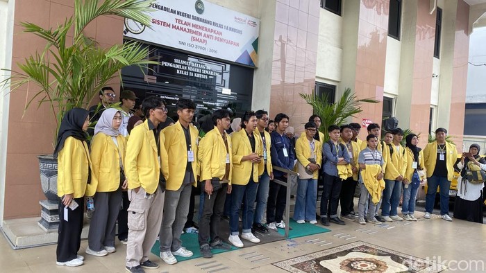 Alinasi mahasiswa Semarang menghadiri sidang perdana kasus ricuh May Day di PN Semarang, Kamis (14/8/2025).