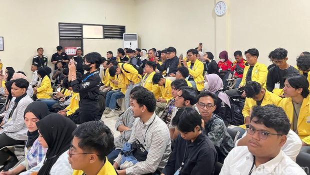 Alinasi mahasiswa Semarang menghadiri sidang perdana kasus ricuh May Day di PN Semarang, Kamis (14/8/2025).