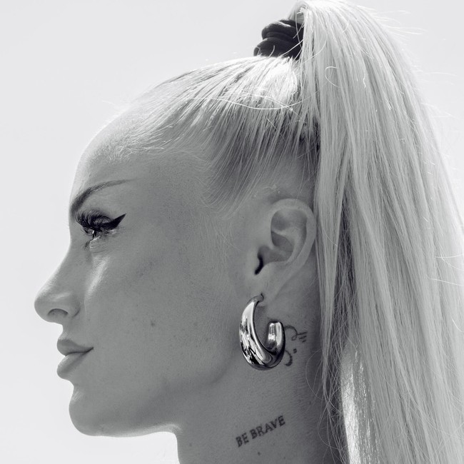 Dalam foto, wanita 26 tahun tersebut tampil dengan ciri khasnya yakni gaya rambut kuncir tinggi. Ia pun terlihat menawan dengan hop earring emas dan juga makeup cantik. Foto: Instagram Alisha Lehmann