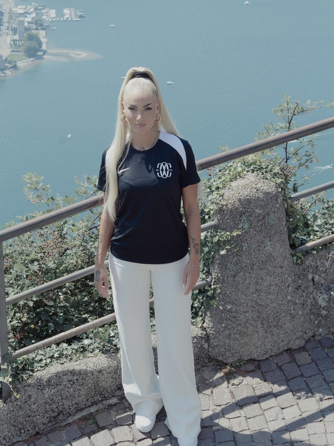 Alisha mengumumkan bahwa dirinya sudah tergabung dalam FC Como Women. Dalam postingan, Alisha memamerkan seragam barunya berwarna hitam. Foto: Instagram Alisha Lehmann