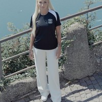 Alisha mengumumkan bahwa dirinya sudah tergabung dalam FC Como Women. Dalam postingan, Alisha memamerkan seragam barunya berwarna hitam. Foto: Instagram Alisha Lehmann