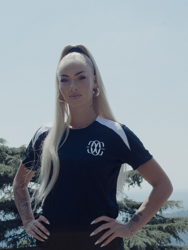 Alisha Lehmann dijuluki pesepakbola terseksi. Striker asal Swiss tersebut mengejutkan para penggemar dengan kepindahannya dari Juventus. Foto: Instagram Alisha Lehmann