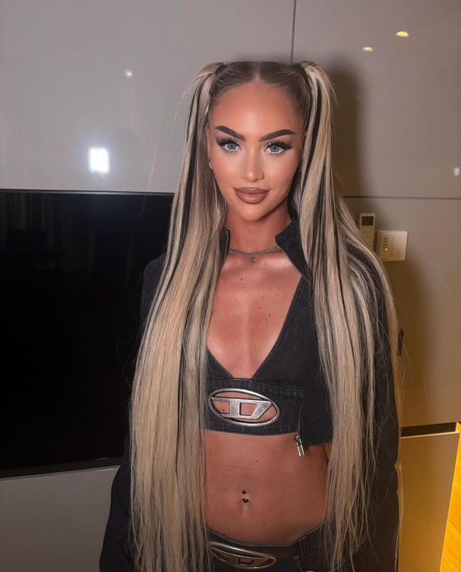 Meski banyak pekerjaan di luar lapangan, Alisha memastikan dirinya tetap pemain bola. Aku latihan setiap hari dan tanding setiap akhir pekan. Orang-orang tidak melihat itu. Agar jelas saja, aku 100 persen pemain bola, katanya dilansir Dailystar. Foto: Instagram Alisha Lehmann