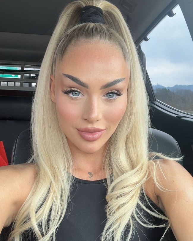 Berdasarkan studi dari firma teknologi analisa Gracenote Nielson, Alisha mendulang banyak keuntungan dari popularitasnya. Wanita dengan total follower mencapai 25 juta di Instagram dan TikTok itu diprediksi menerima £ 245.000 atau sekitar Rp 5,3 miliaran setiap kali posting konten berbayar. Foto: Instagram Alisha Lehmann