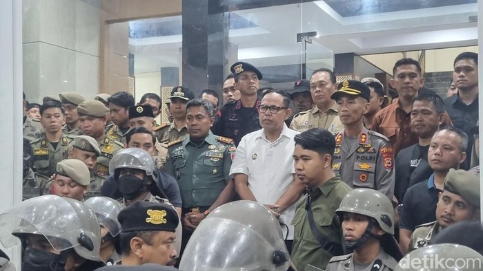 Wakil Bupati Bone Andi Akmal Pasluddin menemui pendemo yang menolak kenaikan PBB-P2.