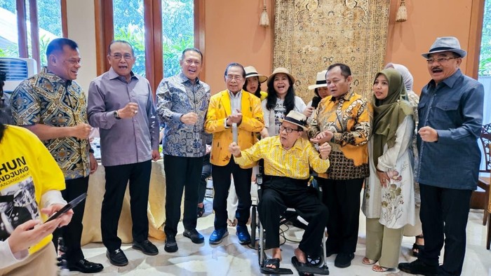 Anggota DPR RI Bambang Soesatyo (Bamsoet) memberikan penghormatan mendalam atas kiprah politik dan pengabdian Akbar Tandjung yang genap berusia 80 tahun pada tanggal 14 Agustus 2025.