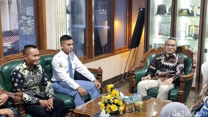Anggota Paskibraka tingkat nasional asal Bantul, Faisal Ahmad Kurniawan saat bertemu Bupati Bantul, Abdul Halim Muslih. Foto diunggah Kamis (14/8/2025).