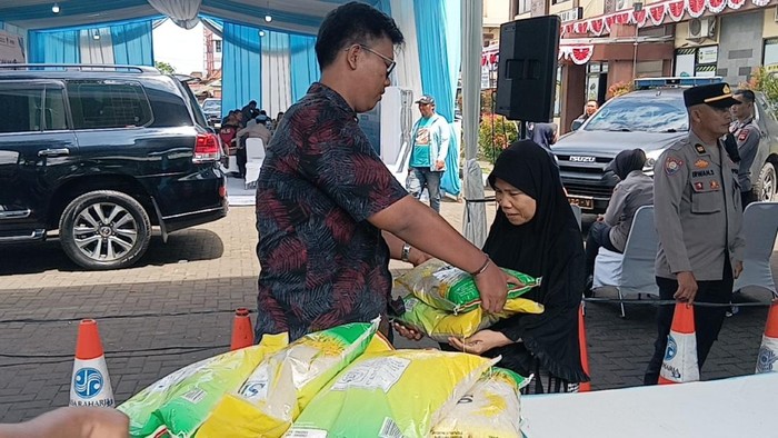 Antusias ibu-ibu beli beras murah di Mapolsek SU I, Palembang, Kamis (14/8).