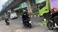 Sebelumnya, tadi malam Rabu (13/8) lubang tersebut tidak ada tanda apapun.