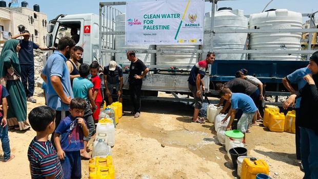 Badan Amil Zakat Nasional (BAZNAS) RI bersama Le Minerale menyalurkan bantuan 224.000 liter