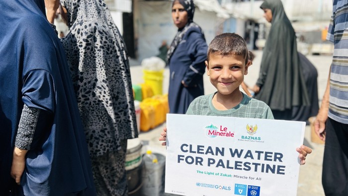 Badan Amil Zakat Nasional (BAZNAS) RI bersama Le Minerale menyalurkan bantuan 224.000 liter