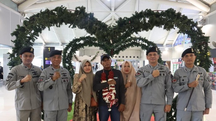 Bakamla melalui Zona Bakamla Tengah memfasilitasi pemulangan nelayan asal Bitung, Jufri Mokodompis, yang hanyut di Laut Filipina selama 12 hari. Jufri diselamatkan oleh kapal asing berbendera Bahama.