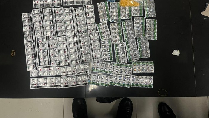 Barang bukti obat-obatan keras yang dibawa dua pria di Bogor