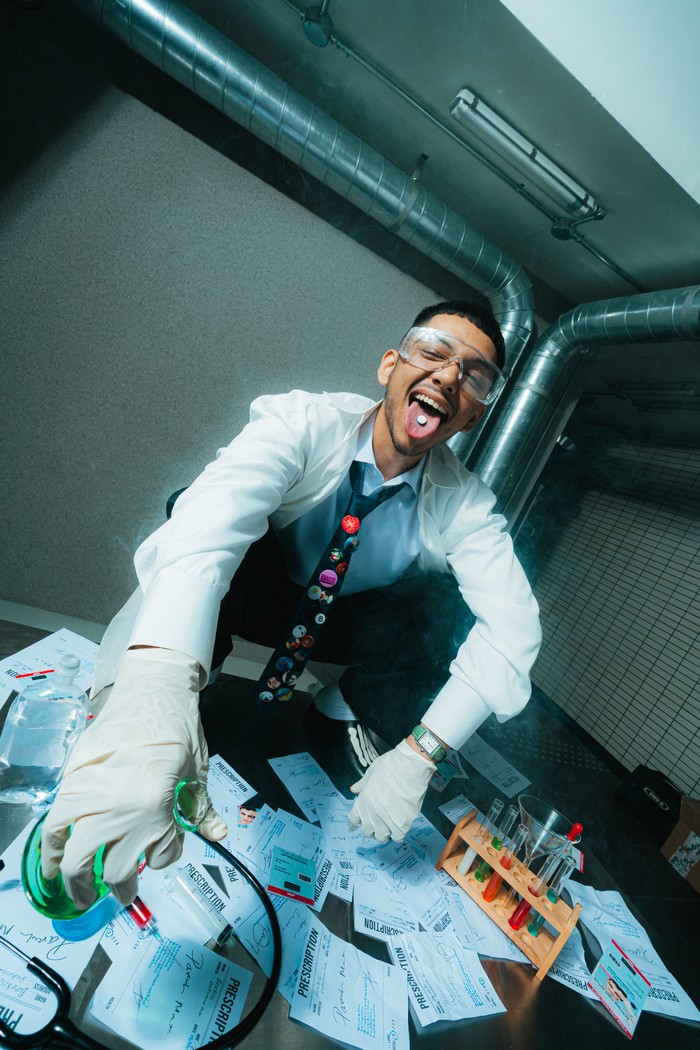 Basboi Basboi kembali dengan mini-album PARAH MAX, menggambarkan perjalanan hidupnya yang penuh tantangan.