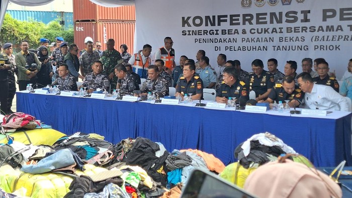 Bea Cukai Bongkar Penyelundupan Pakaian-Tas Bekas di Tanjung Priok.