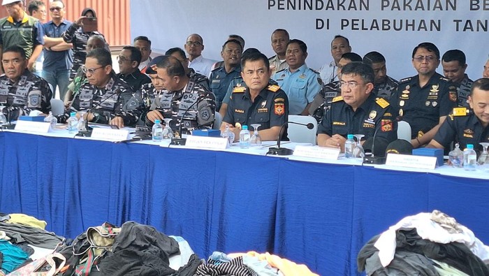 Bea Cukai Bongkar Penyelundupan Pakaian-Tas Bekas di Tanjung Priok.