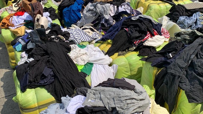 Bea Cukai Bongkar Penyelundupan Pakaian-Tas Bekas di Tanjung Priok.