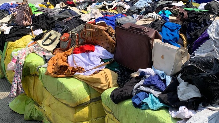 Bea Cukai Bongkar Penyelundupan Pakaian-Tas Bekas di Tanjung Priok.