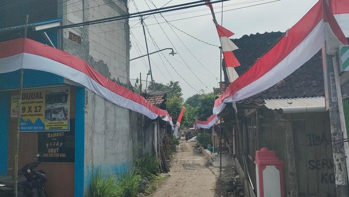 Bendera sepanjang 780 meter mengelilingi Dukuh Kalongan RT 17/02 Desa Juwangi, Kecamatan Juwangi, Kabupaten Boyolali, untuk memperingati HUT ke-80 Kemerderkaan RI.