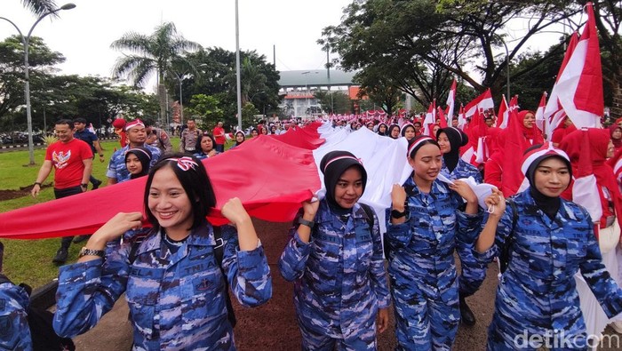 Bendera sepanjang 600 meter diarak dari Stadion Pakansari menuju Lapangan Tegar Berimab berjarak sekitar 1 kilometer