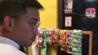 Pada beberapa kali kunjungannya ke pemukiman warga, Gusti Bhre juga terlihat asyik jajan di warung. Apalagi ketika bertemu racikan es kemasan. Foto: TikTok