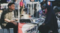 Datang ke angkringan dan memesan beberapa makanan dilakukan Gusti Bhre dalam kunjungannya. Baginya, makanan Jawa dalam versi bagaimanapun akan tetap menjadi kesukaannya. Foto: TikTok