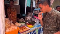 Makan gorengan di sela-sela kunjungannya juga tak dilewatkan. Merasa cuek, ia langsung mengambil gorengan hangat dan menyantapnya begitu saja. Foto: TikTok