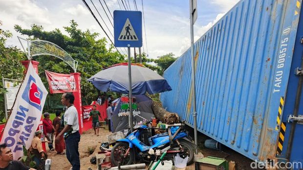 Boks kontainer jatuh di depan SD di Banjarbaru timpa 9 siswa.