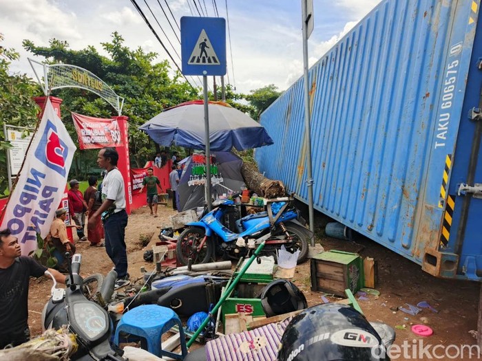 Boks kontainer jatuh di depan SD di Banjarbaru timpa 9 siswa.