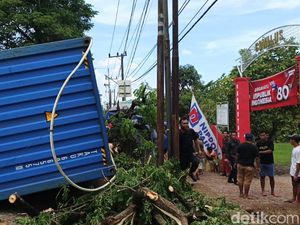 Video CCTV: Boks Kontainer Jatuh Timpa Sejumlah Anak SD di Banjarbaru Kalsel
