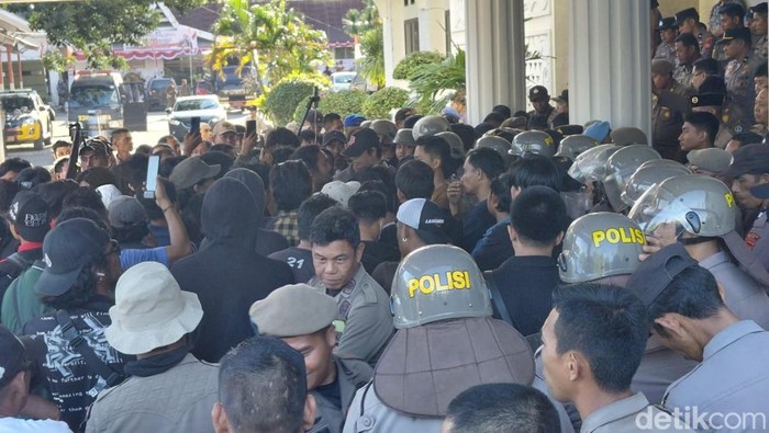 Warga di Kabupaten Bone, Sulawesi Selatan (Sulsel) kembali melakukan aksi demonstrasi menolak kenaikan Pajak Bumi dan Bangunan Perdesaan dan Perkotaan (PBB-P2).