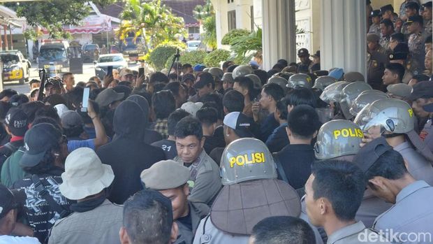 Warga di Kabupaten Bone, Sulawesi Selatan (Sulsel) kembali melakukan aksi demonstrasi menolak kenaikan Pajak Bumi dan Bangunan Perdesaan dan Perkotaan (PBB-P2).