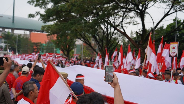 Bupati Bogor Rudy Susmanto bersama ribuan masyarakat melakukan kirab bendera Merah Putih dari Stadion Pakansari menuju Pendopo Bupati Bogor.
