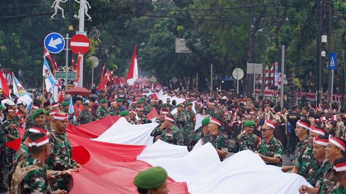 Bupati Bogor Rudy Susmanto bersama ribuan masyarakat melakukan kirab bendera Merah Putih dari Stadion Pakansari menuju Pendopo Bupati Bogor.
