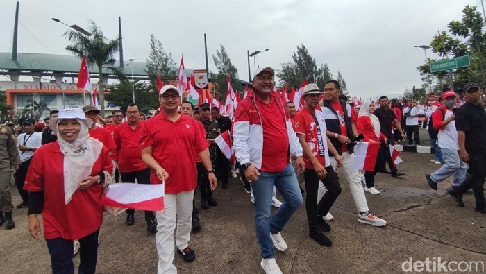Bupati Bogor Rudy Susmanto melepas Kirab Akbar Merah Putih di Stadion Pakansari, Cibinong, Kamis (14/8/2025).