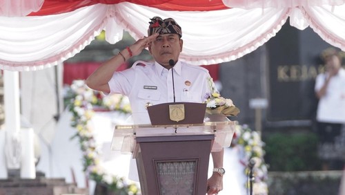 Bupati Gur Pas pimpim apel peringatan Hari Jadi ke-67 Provinsi Bali yang dirangkaikan dengan HUT ke-64 Pramuka di Lapangan Tanah Aron, Karangasem, Kamis (14/8/2025). (dok. Prokopim Karangasem)