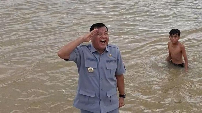Bupati Kuansing Suhardiman Amby saat meninjau persiapan pacu jalur (Raja Adil Siregar/detikSumut)