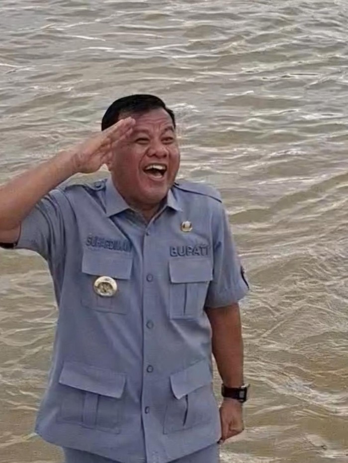 Bupati Kuansing Suhardiman Amby saat meninjau persiapan pacu jalur. (Raja Adil Siregar/detikSumut)