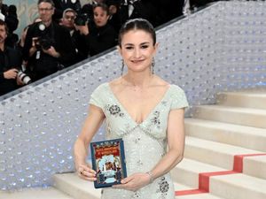 Vogue Tunjuk Chloe Malle sebagai Editor Baru, Akhiri Era Panjang Anna Wintour