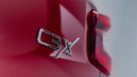 Di balik kap mesin, ada dua pilihan mesin bensin 1.2L, yakni versi naturally aspirated (NA) berdaya 82 PS dan turbo dengan tenaga 110 PS. Transmisinya ada yang 5-speed manual, 6-speed manual, atau 6-speed otomatis. Sementara konsumsi BBM-nya diklaim tembus 19,3 km/liter melalui pengujian ARAI. Foto: Doc. Citroen