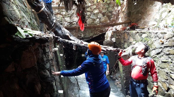 Damkar Depok terjun ke gorong-gorong. (Dok. ist)