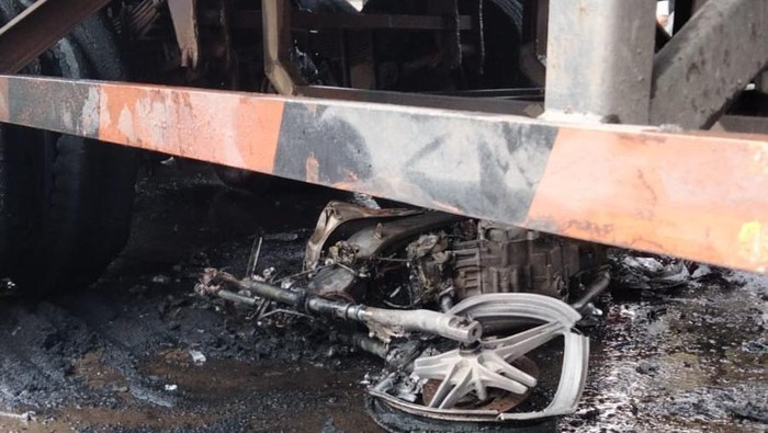 Damkar Jakut memadamkan motor yang terbakar di kolong truk kontainer di Cilincing.